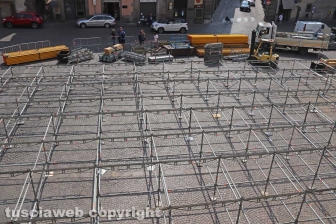 Viterbo - L'allestimento della platea di sedie a piazza del Comune