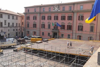 Viterbo - L'allestimento della platea di sedie a piazza del Comune
