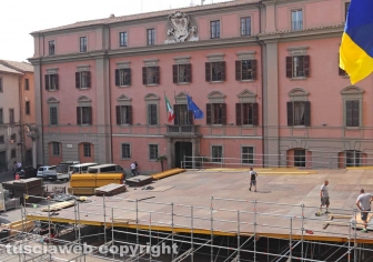 Viterbo - L'allestimento della platea di sedie a piazza del Comune