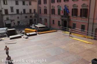 Viterbo - L'allestimento della platea di sedie a piazza del Comune