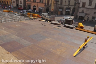 Viterbo - L'allestimento della platea di sedie a piazza del Comune