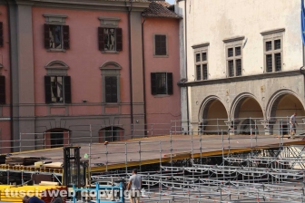 Viterbo - L'allestimento della platea di sedie a piazza del Comune