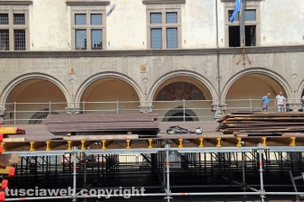Viterbo - L'allestimento della platea di sedie a piazza del Comune