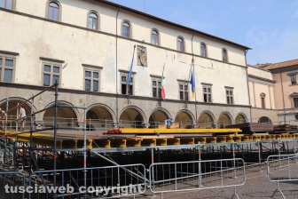 Viterbo - L'allestimento della platea di sedie a piazza del Comune