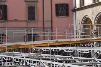 Viterbo - L'allestimento della platea di sedie a piazza del Comune