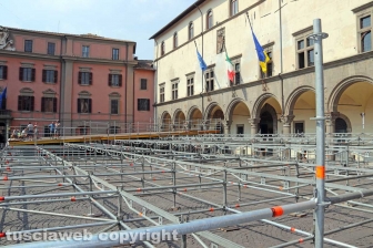 Viterbo - L'allestimento della platea di sedie a piazza del Comune