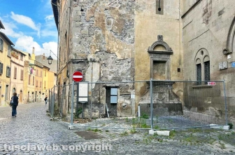 Viterbo - Reti lungo palazzo di Donna Olimpia