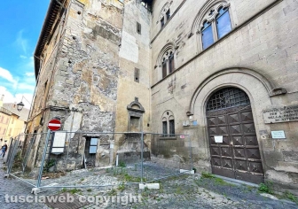 Viterbo - Reti lungo palazzo di Donna Olimpia