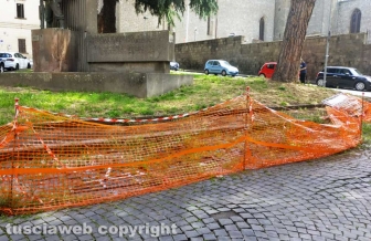Viterbo - Transenne e reti in via braccia di S. Francesco