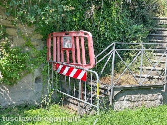 Viterbo - Transenne sotto le mura in via Porta Fiorita
