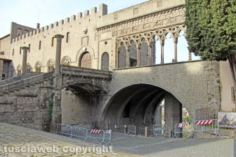 Viterbo - Le transenne della loggia spostate