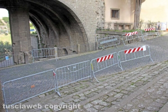 Viterbo - Le transenne della loggia spostate