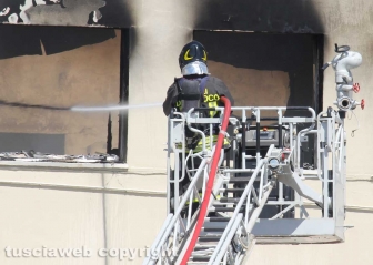 Unitus - In fiamme la facoltà di agraria - L'intervento dei vigili del fuoco