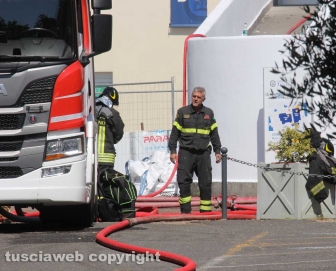 Unitus - In fiamme la facoltà di agraria - L'intervento dei vigili del fuoco