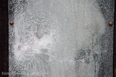 L\'edicola di porta San Marco con il vetro spaccato