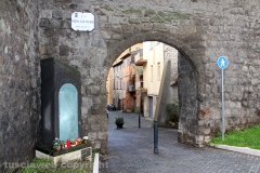 L\'edicola di porta San Marco con il vetro spaccato