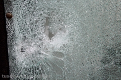 L\'edicola di porta San Marco con il vetro spaccato