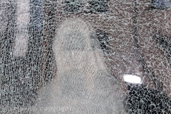 L\'edicola di porta San Marco con il vetro spaccato