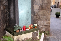 L\'edicola di porta San Marco con il vetro spaccato