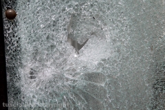 L\'edicola di porta San Marco con il vetro spaccato