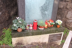 L'edicola di porta San Marco con il vetro spaccato