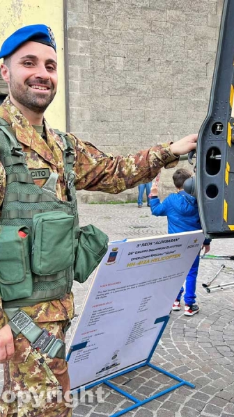 L'elicottero dell'Esercito in piazza dei caduti