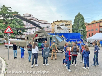 L'elicottero dell'Esercito in piazza dei caduti