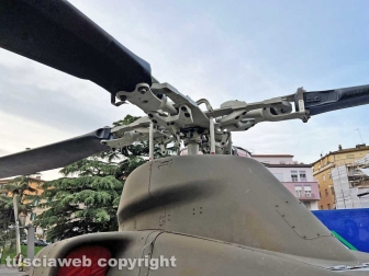 L'elicottero dell'Esercito in piazza dei caduti