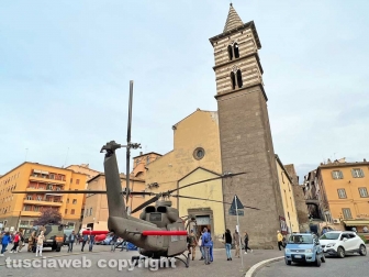 L'elicottero dell'Esercito in piazza dei caduti