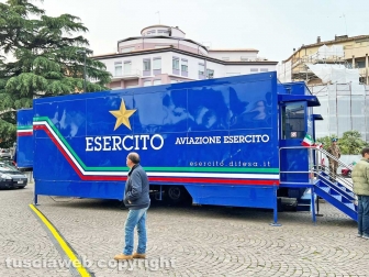 L'elicottero dell'Esercito in piazza dei caduti
