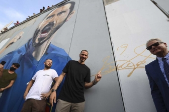 Leonardo Bonucci firma il murale a lui dedicato