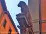 Leone pericolante a piazza del Comune