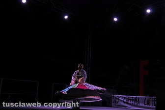 L'esibizione magica della Reda Troupe