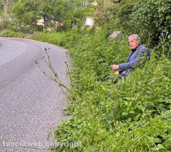 Viterbo - L'ex sindaco Giovanni Arena in mezzo all'erba alta Cassia sud