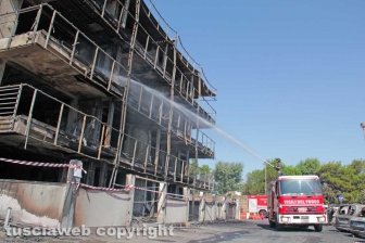 Montalto di Castro - L'hotel Margherita distrutto dall'incendio