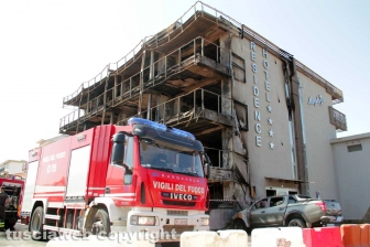 Montalto di Castro - L'hotel Margherita distrutto dall'incendio