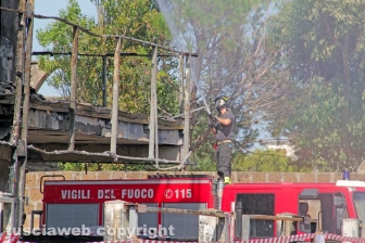 Montalto di Castro - L'hotel Margherita distrutto dall'incendio