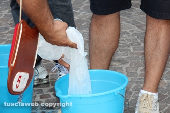 L\'Ice bucket challenge dei facchini di santa Rosa