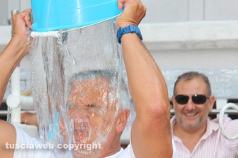 L\'Ice bucket challenge dei facchini di santa Rosa