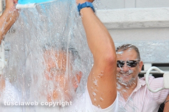 L\'Ice bucket challenge dei facchini di santa Rosa