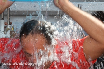 L\'Ice bucket challenge dei facchini di santa Rosa
