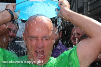 L\'Ice bucket challenge dei facchini di santa Rosa