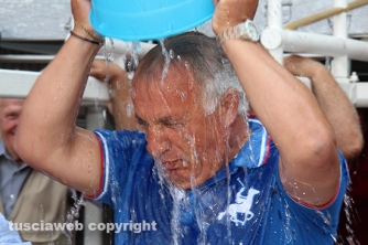 L\'Ice bucket challenge dei facchini di santa Rosa