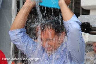 L\'Ice bucket challenge dei facchini di santa Rosa