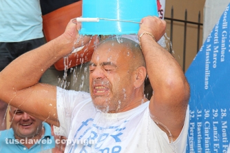 L\'Ice bucket challenge dei facchini di santa Rosa