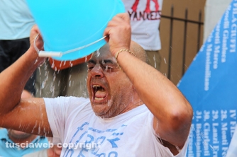 L\'Ice bucket challenge dei facchini di santa Rosa