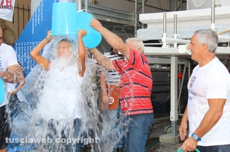 L\'Ice bucket challenge dei facchini di santa Rosa