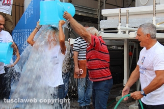 L\'Ice bucket challenge dei facchini di santa Rosa