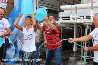 L\'Ice bucket challenge dei facchini di santa Rosa