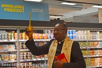 Padre Manuel benedice il nuovo centro commerciale